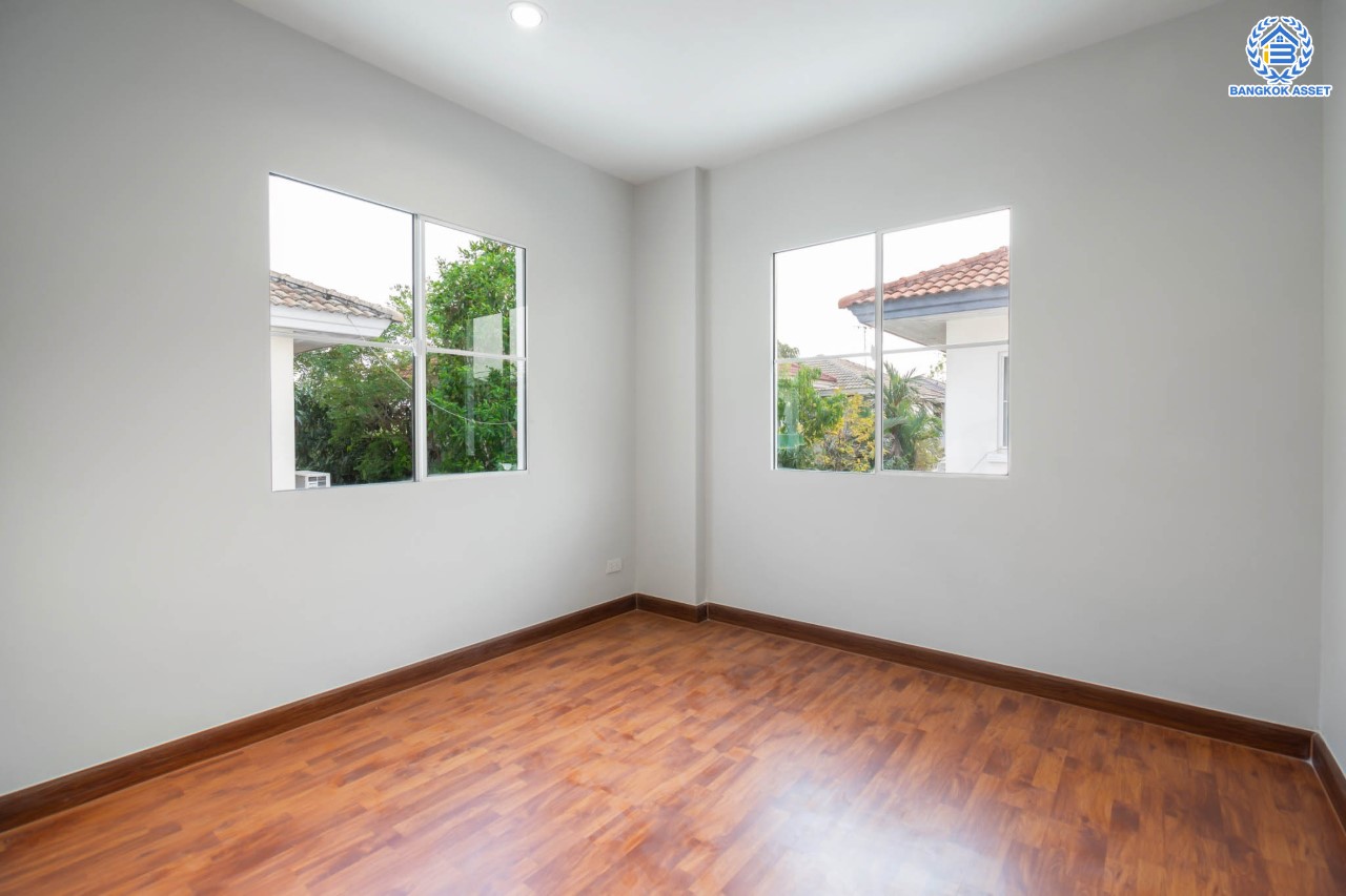 บ้านมือสองตกแต่งใหม่ แบรนด์ LH ม.ชลลดา บางใหญ่-เซ็นทรัลเวสต์เกต หลังใหญ่ เนื้อที่ 52.5 ตร.ว. ฟังก์ชัน 5 ห้องนอน (มีห้องนอนชั้นล่าง 2 ห้อง) 2 ห้องน้ำ 2 ที่จอดรถ Facilities ครบครัน บนทำเลเดินทางสะดวก เชื่อมต่อถ.กาญจนาภิเษก และเพียง 10 นาทีถึงรถไฟฟ้า "สถานีคลองบางไผ่"